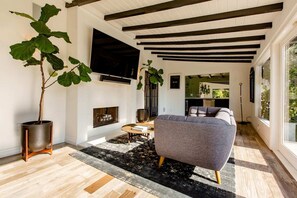 Smart TV, fireplace, ping pong, stereo - Sunset Plaza Hollywood Hills: Gated Spanish w/ Pool, Views & Casita (Los Angeles)