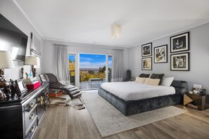 4 bedrooms, free WiFi, bed sheets - Sunset Plaza Hollywood Hills: Gated Spanish w/ Pool, Views & Casita (Los Angeles)