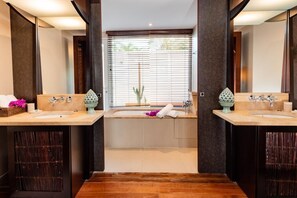 Bathtub, hair dryer, towels - EAST KEYS Suite 129 Idyllic: private pool, sea view, beach (LE FRANCOIS)