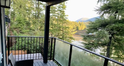 Kingfisher | Waterfront Cabin with Inlet + Mountain Views