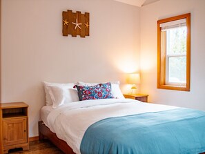 2 bedrooms, desk, travel crib, free WiFi - Kingfisher | Waterfront Cabin with Inlet + Mountain Views (Ucluelet)