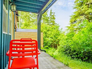 Outdoor dining - New Listing | Newly Renovated Suite on Ocean Inlet | Kingfisher (Ucluelet)
