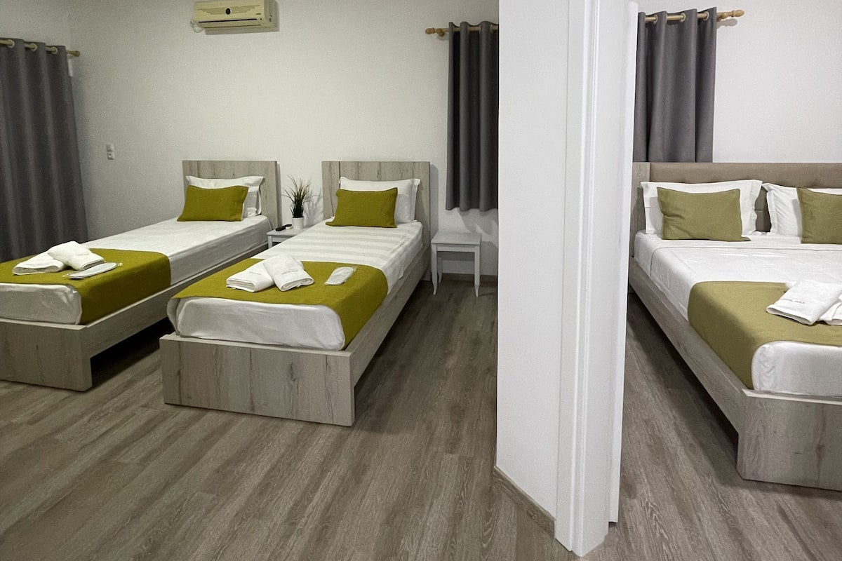 Deluxe Suite with Sea View | 1 bedroom, minibar, individually decorated, soundproofing