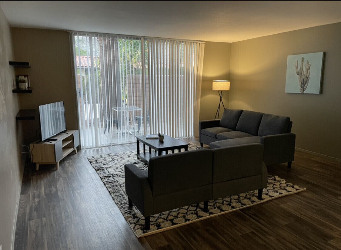 Apt D - furnished 2bed/2bath a block from Downtown PS with pool and fenced patio