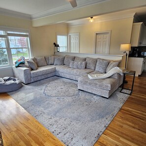 Smart-TV, peis, bøker og stereoanlegg