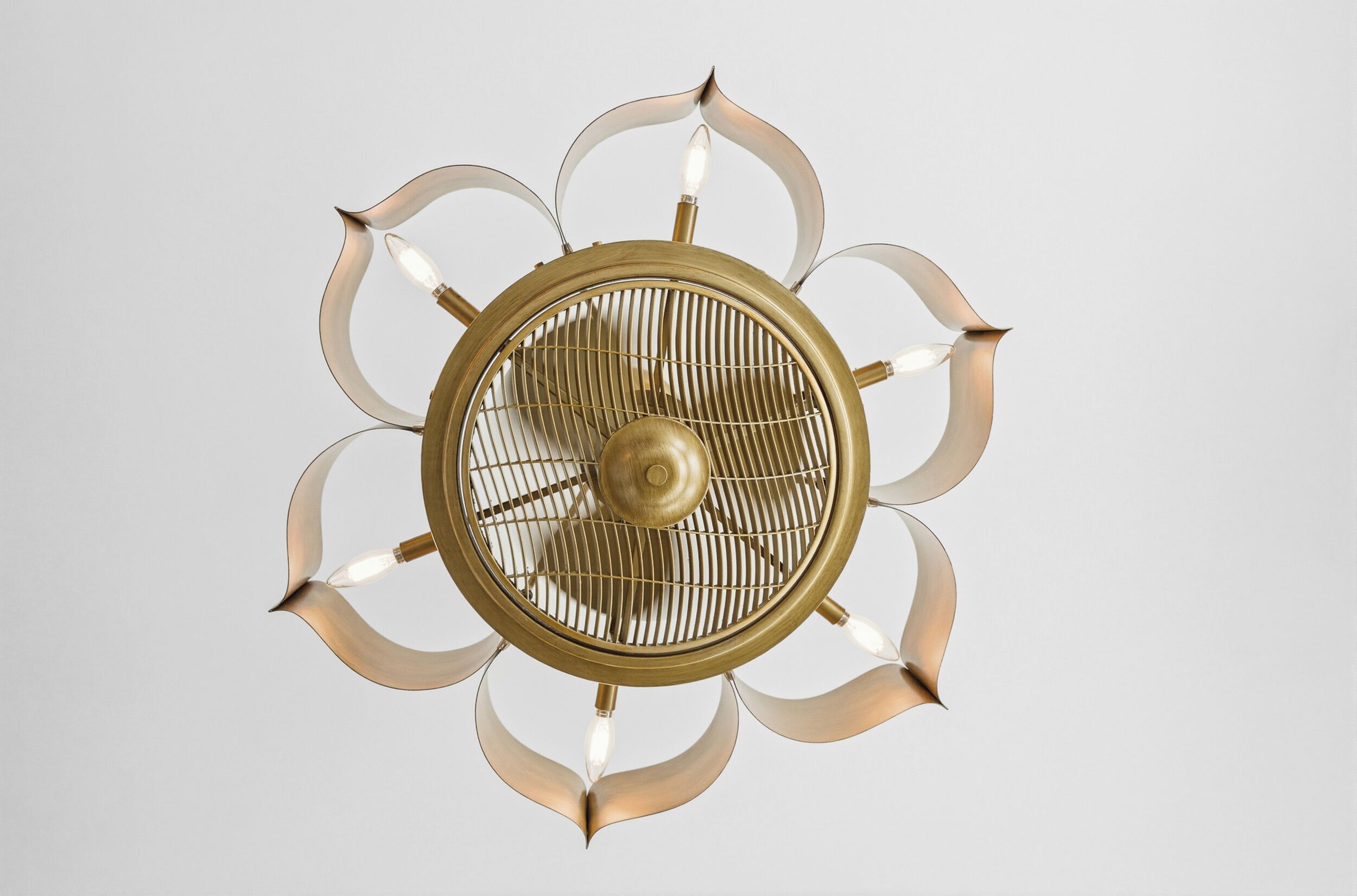 Ein Deckenventilator mit zentraler Beleuchtung und einem dekorativen, symmetrischen Design.