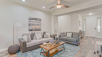 Smart TV, caminetto, videogiochi, libri