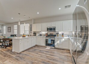 Fridge, microwave, oven, stovetop - Charming, Cozy & Elegant Zen Retreat with Hot Tub (Henderson)