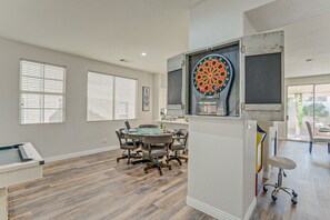 Dining - Charming, Cozy & Elegant Zen Retreat with Hot Tub (Henderson)