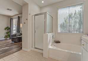 Combined shower/bathtub, hair dryer, towels, soap - Charming, Cozy & Elegant Zen Retreat with Hot Tub (Henderson)
