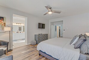 3 bedrooms, desk, iron/ironing board, travel crib - Charming, Cozy & Elegant Zen Retreat with Hot Tub (Henderson)