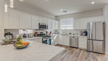 Frigorifero, microonde, forno, piano cottura