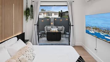 4 habitaciones, escritorio y tabla de planchar con plancha