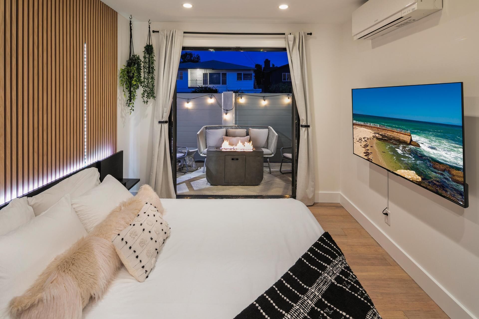 4 chambres, bureau, fer et planche à repasser, lit parapluie