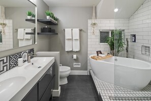 Badewanne, Haartrockner, Handtücher, Seife