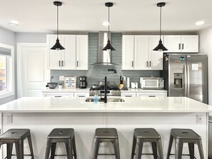 ثلاجة، ميكروويف، فرن، موقد طهي مسطح