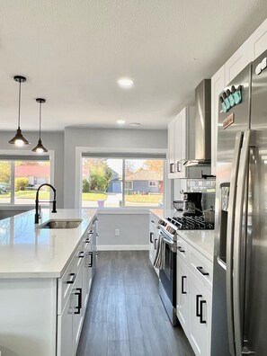 冰箱、微波炉、烤箱、炉灶