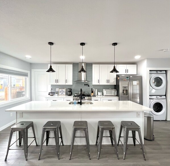 冰箱、微波炉、烤箱、炉灶