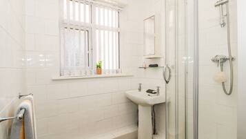 Cottage | Badkamer | Een douche