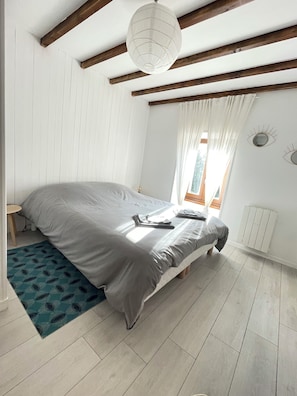 3 chambres, bureau, fer et planche à repasser, lit de bébé portatif