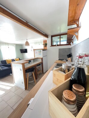 Fridge, microwave, oven, stovetop - 5 minutes from the village, spacious accommodation in a typical Vercors farmhouse (Autrans-Méaudre en Vercors)