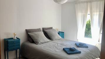 3 slaapkamers, een bureau, een strijkplank/strijkijzer, reisbedje