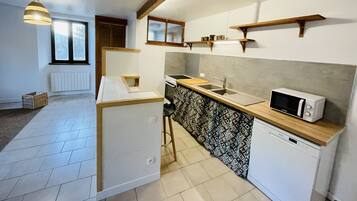 Een koelkast, een microgolfoven, een oven, een kookplaat