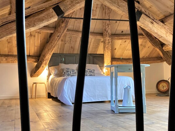 5 quartos, escrivaninha, ferros/tábuas de passar roupa, berço de viagem