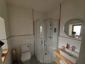 Chuveiro, secador de cabelo, toalhas de banho, sabonete