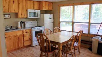 Réfrigérateur, micro-ondes, plaque de cuisson, cafetiÚre/bouilloire