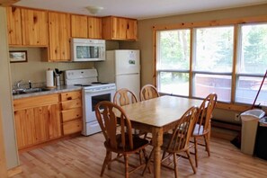 Refrigerador, microondas, parrilla de estufa y cafetera y tetera 