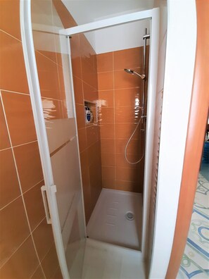 Kombinert dusj/badekar, hårføner, bidé og håndklær