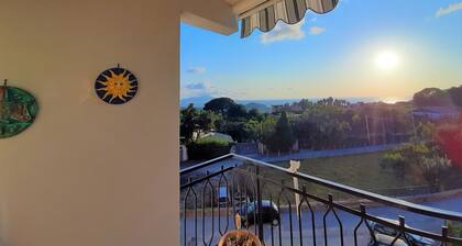 Apartment with a view of the sea, the mountain of Cuma and the island of Ischia.