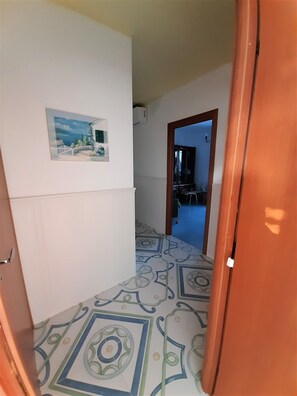 Interior - Apartment with a view of the sea, the mountain of Cuma and the island of Ischia. (Pozzuoli)