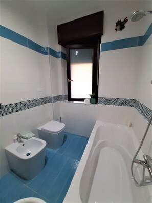 Combinazione doccia/vasca, asciugacapelli, bidet, asciugamani