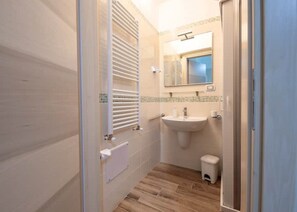 Douche, sèche-cheveux, bidet, serviettes fournies