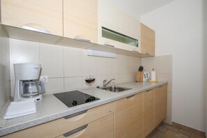 Refrigerador, microondas, cafetera y tetera y tetera eléctrica 