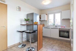 Frigorífic, microones, forn i placa de cuina 