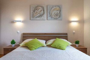 In-room safe, free WiFi, bed sheets