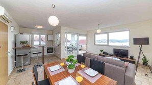 A modern apartment with a dining area, kitchen, and living room. - Apartment in Okrug Gornji with Seaview, Terrace, Air condition, WIFI (5051-2) (Okrug Gornji)