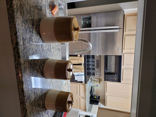 Executive Luxe 2 bed 1/2 Condo fab unit