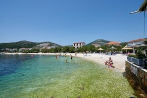 Beach - Studio apartment in Seget Vranjica with Terrace, Air condition, WIFI, Washing machine (5052-1) (Seget Vranjica)