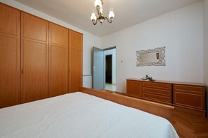 2 bedrooms, in-room safe, free WiFi, bed sheets