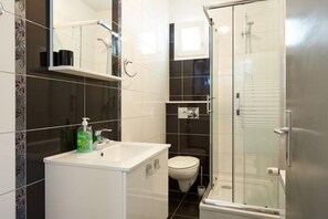 Bathtub, towels