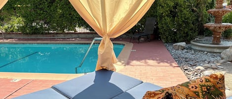 Utomhuspool och uppvÀrmd pool