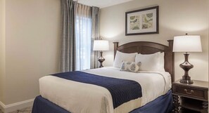 2 عدّة غرف نوم وخزنة داخل الغرفة ومكتب ومكواة/لوح كي