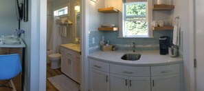 Ensemble douche/baignoire, sèche-cheveux, serviettes fournies, savon