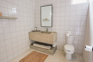 Doccia, asciugacapelli, asciugamani, sapone