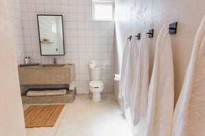 Doccia, asciugacapelli, asciugamani, sapone