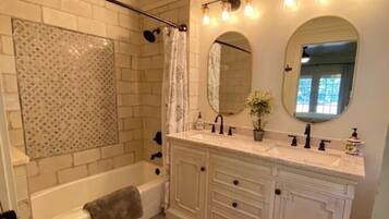 Ensemble douche/baignoire, serviettes fournies, savon, shampoing